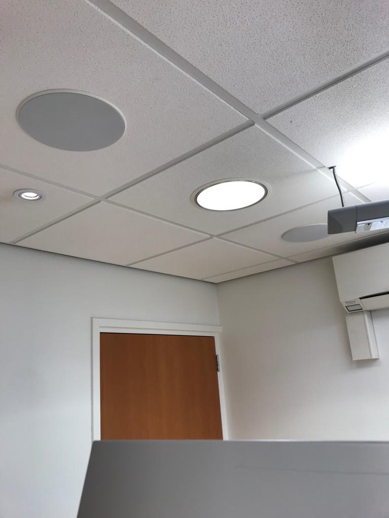 arm Ambtenaren Stimulans Plafond speakers in behandelruimtes voor achtergrondmuziek | Van Amerongen  Beeld & Geluid